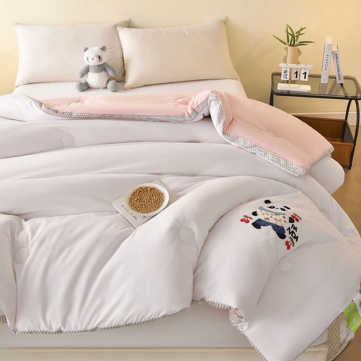 91家纺网 家纺一手货源 找家纺 瑶瑶家居 2025新款立体毛巾绣七孔被大豆纤维被被子被芯 立体极光白+黛粉