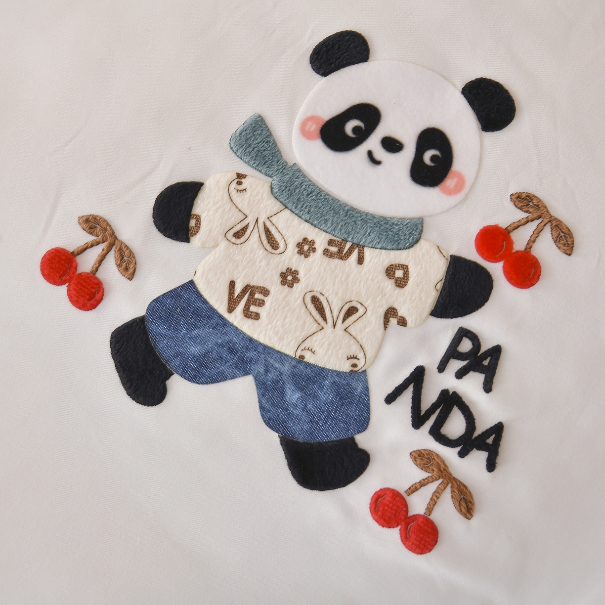 91家纺网 家纺一手货源 找家纺 瑶瑶家居 2025新款立体毛巾绣七孔被大豆纤维被被子被芯 立体极光白+黛粉