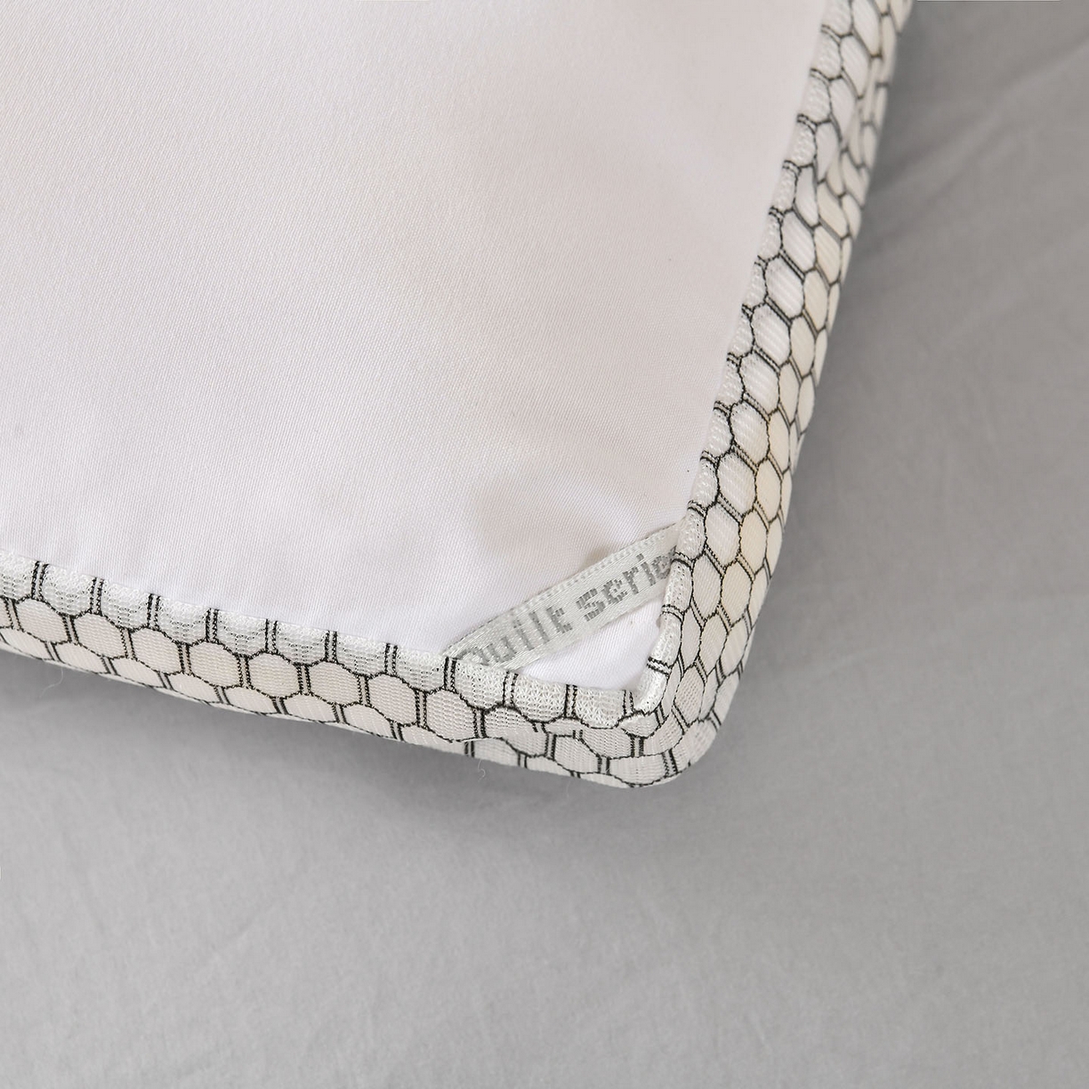 91家纺网 家纺一手货源 找家纺 瑶瑶家居 2025新款立体毛巾绣七孔被大豆纤维被被子被芯 立体极光白+浅灰