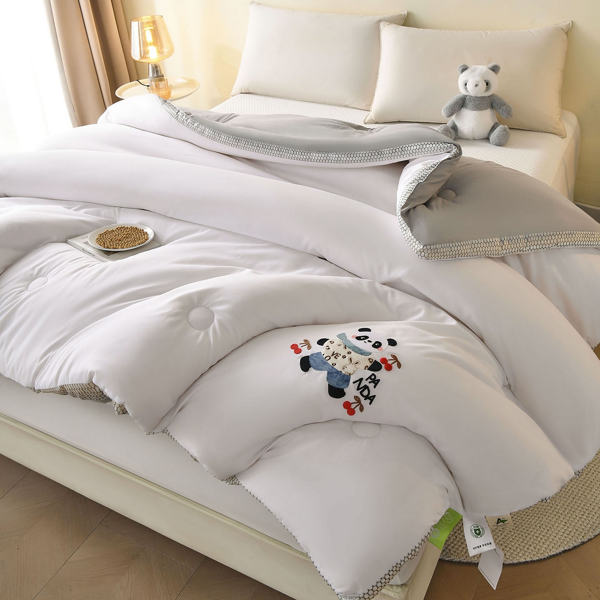 91家纺网 家纺一手货源 找家纺 瑶瑶家居 2025新款立体毛巾绣七孔被大豆纤维被被子被芯 立体极光白+浅灰
