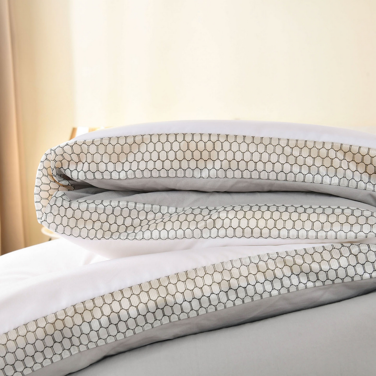 91家纺网 家纺一手货源 找家纺 瑶瑶家居 2025新款立体毛巾绣七孔被大豆纤维被被子被芯 立体极光白+浅灰