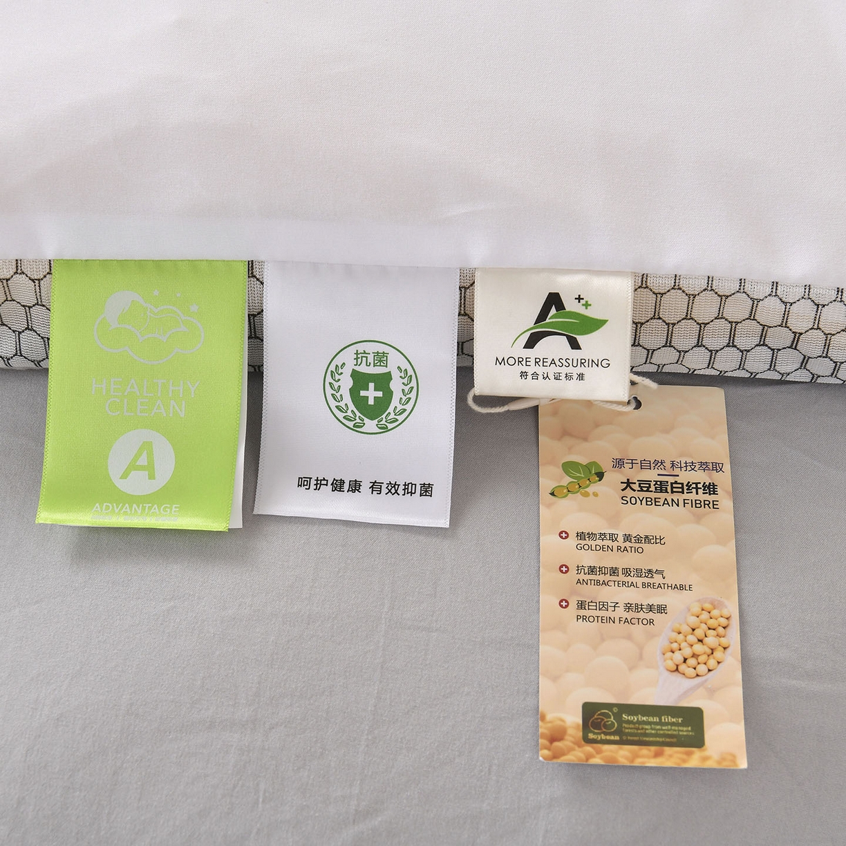 91家纺网 家纺一手货源 找家纺 瑶瑶家居 2025新款立体毛巾绣七孔被大豆纤维被被子被芯 立体极光白+浅灰