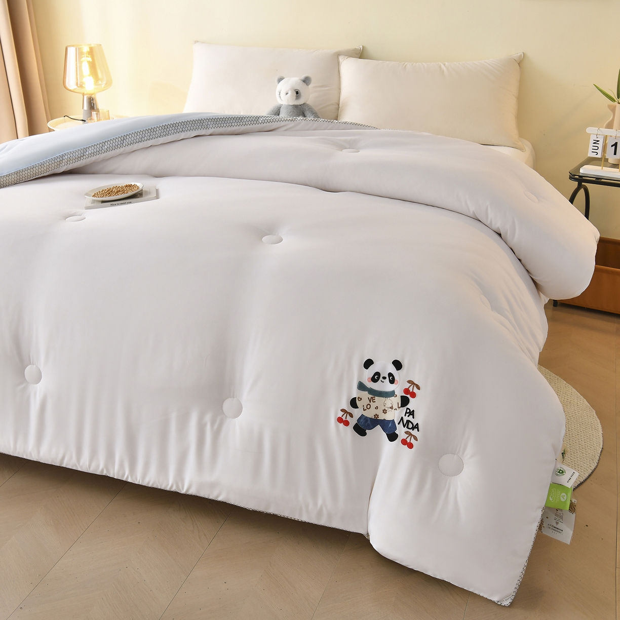 91家纺网 家纺一手货源 找家纺 瑶瑶家居 2025新款立体毛巾绣七孔被大豆纤维被被子被芯 立体极光白+浅蓝