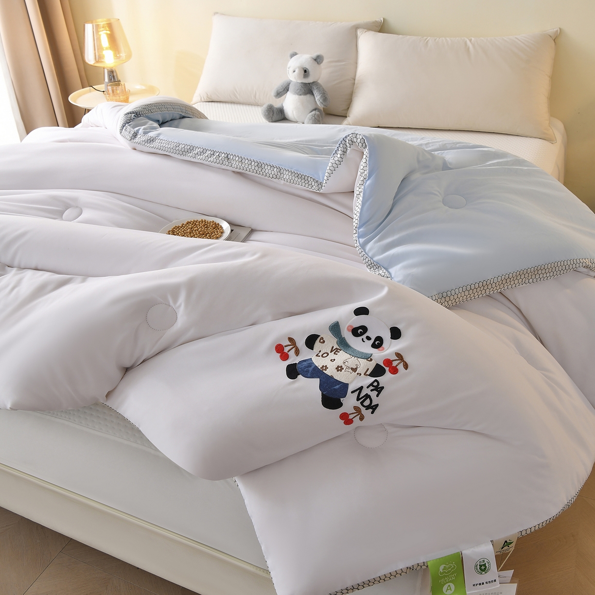 91家纺网 家纺一手货源 找家纺 瑶瑶家居 2025新款立体毛巾绣七孔被大豆纤维被被子被芯 立体极光白+浅蓝