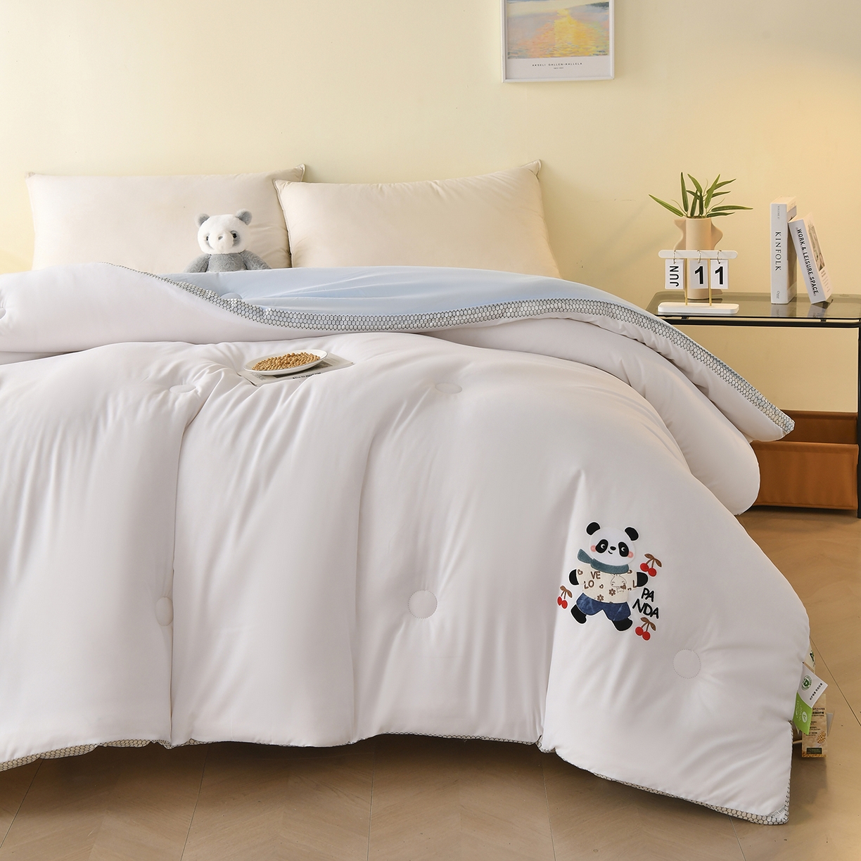 91家纺网 家纺一手货源 找家纺 瑶瑶家居 2025新款立体毛巾绣七孔被大豆纤维被被子被芯 立体极光白+浅蓝