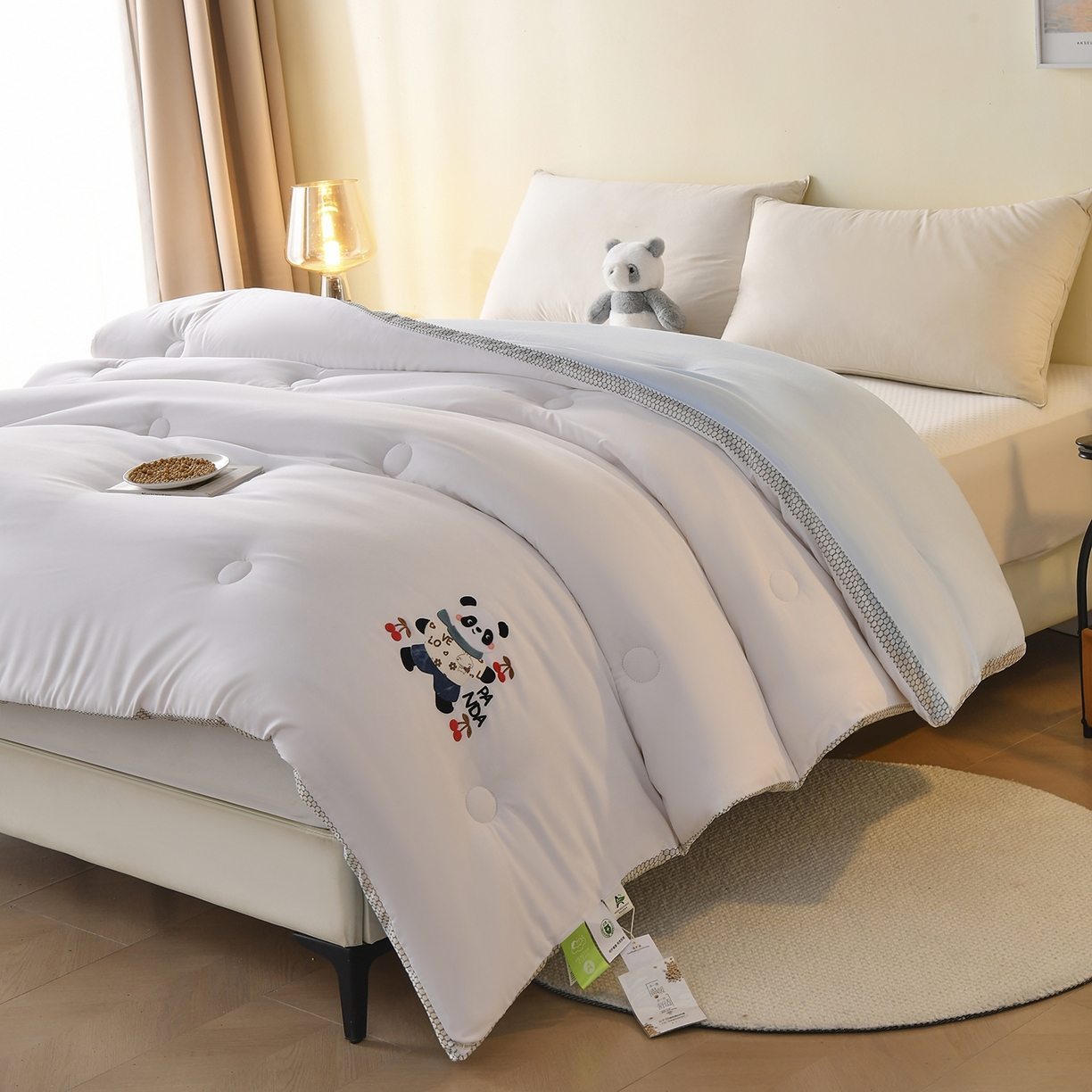 91家纺网 家纺一手货源 找家纺 瑶瑶家居 2025新款立体毛巾绣七孔被大豆纤维被被子被芯 立体极光白+浅蓝