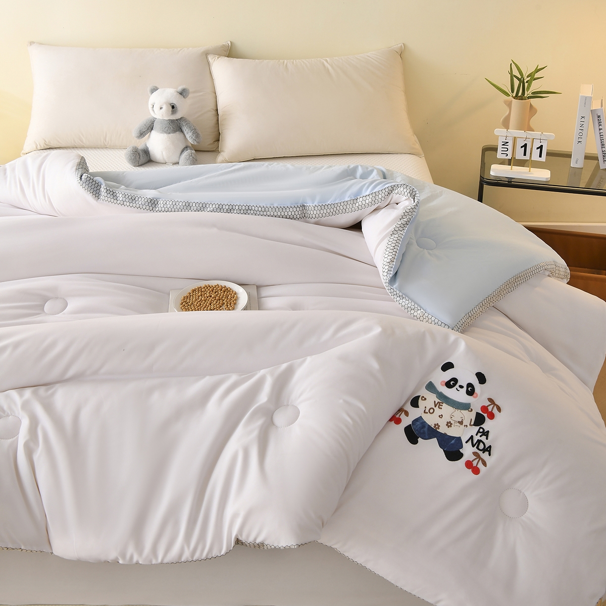 91家纺网 家纺一手货源 找家纺 瑶瑶家居 2025新款立体毛巾绣七孔被大豆纤维被被子被芯 立体极光白+浅蓝