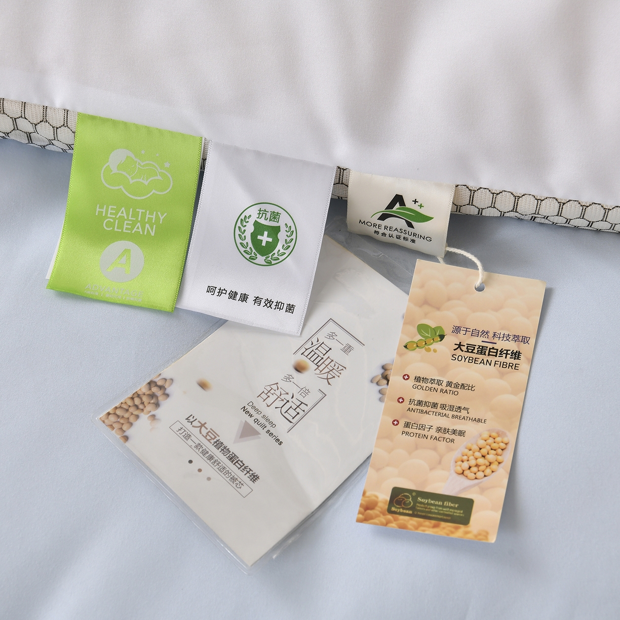 91家纺网 家纺一手货源 找家纺 瑶瑶家居 2025新款立体毛巾绣七孔被大豆纤维被被子被芯 立体极光白+浅蓝