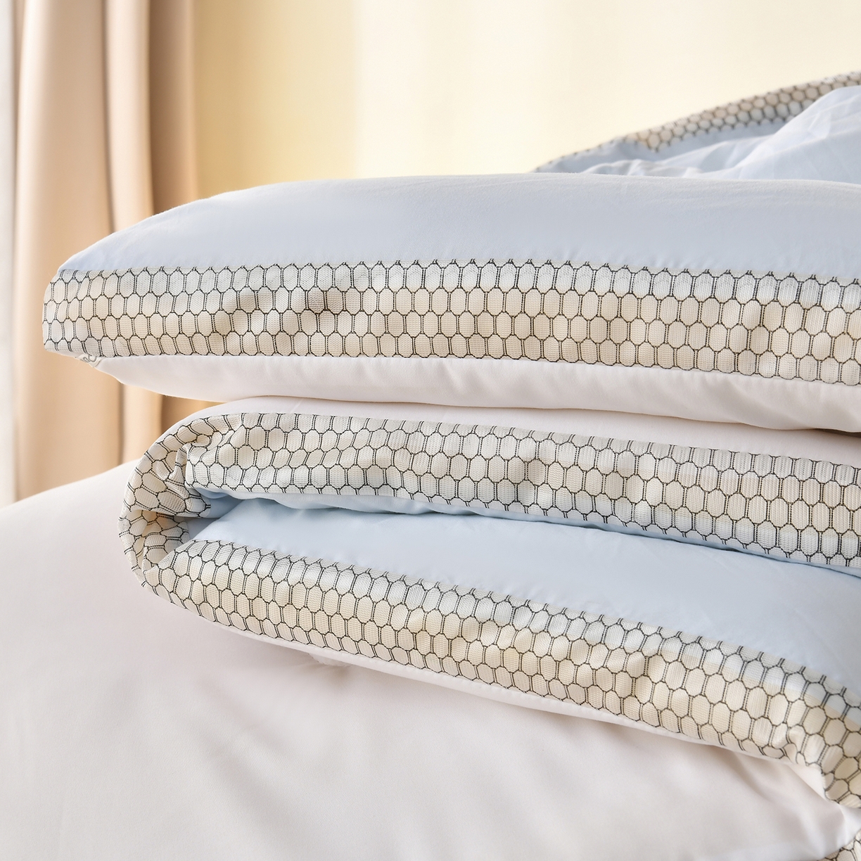 91家纺网 家纺一手货源 找家纺 瑶瑶家居 2025新款立体毛巾绣七孔被大豆纤维被被子被芯 立体极光白+浅蓝