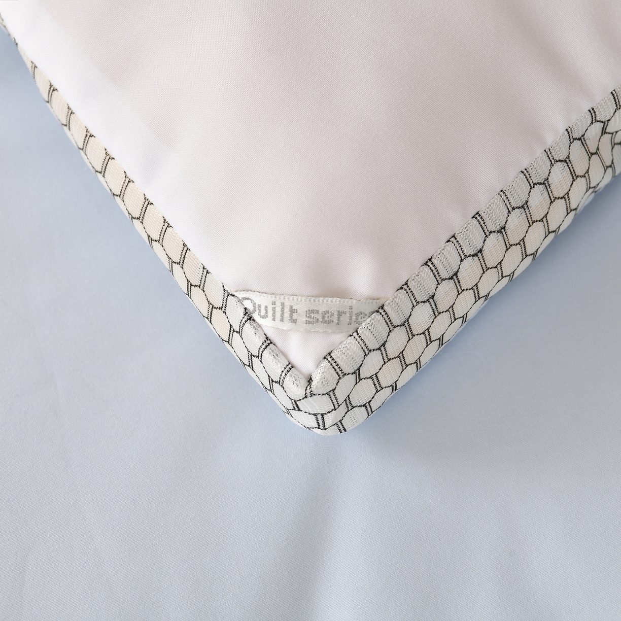 91家纺网 家纺一手货源 找家纺 瑶瑶家居 2025新款立体毛巾绣七孔被大豆纤维被被子被芯 立体极光白+浅蓝