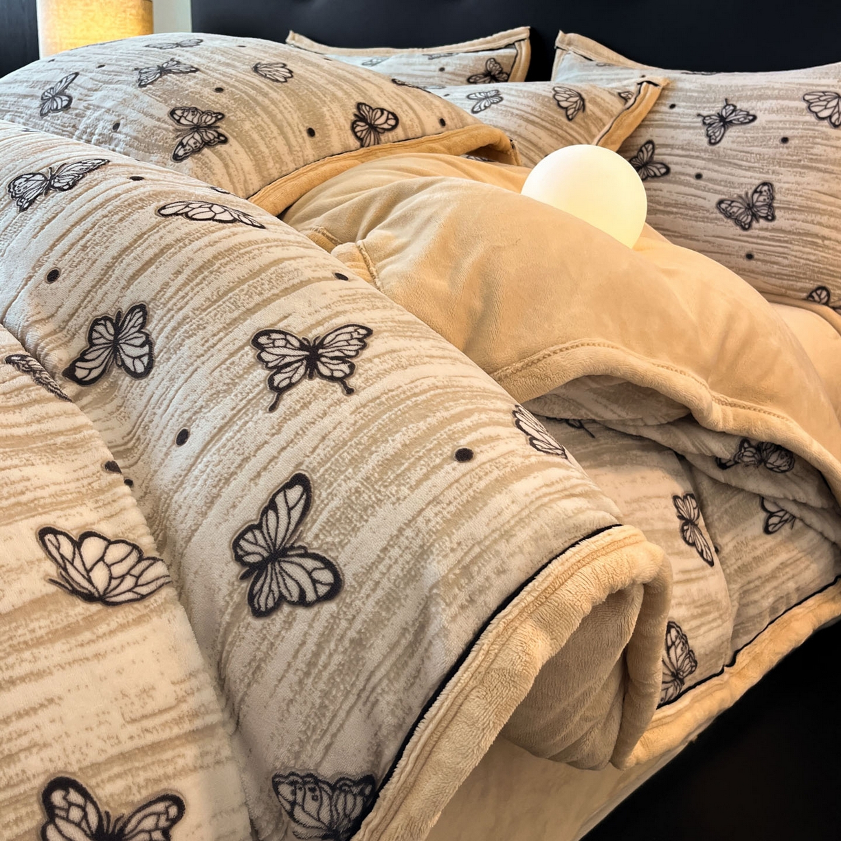 91家纺网 家纺一手货源 找家纺 （总）金麦家纺 2025新款雕花牛奶绒工艺蝴蝶款四件套