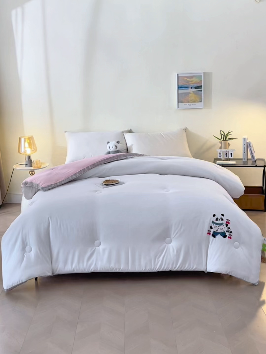 91家纺网 家纺一手货源 找家纺 瑶瑶家居 2025新款立体毛巾绣七孔被大豆纤维被被子被芯 立体极光白+黛粉