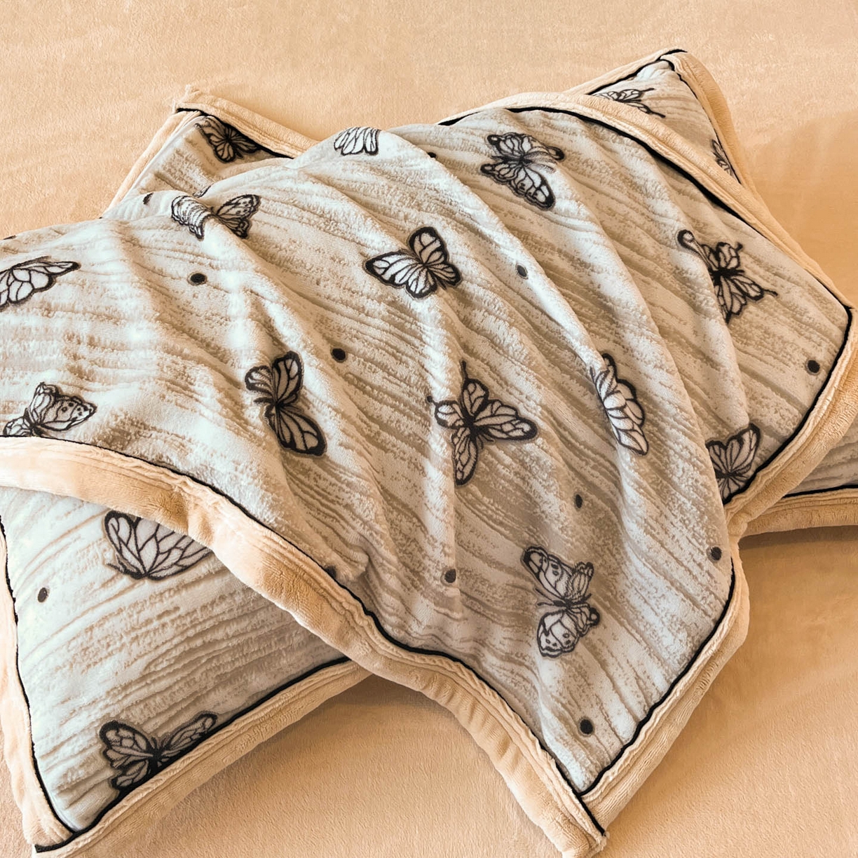 91家纺网 家纺一手货源 找家纺 （总）金麦家纺 2025新款雕花牛奶绒工艺蝴蝶款四件套