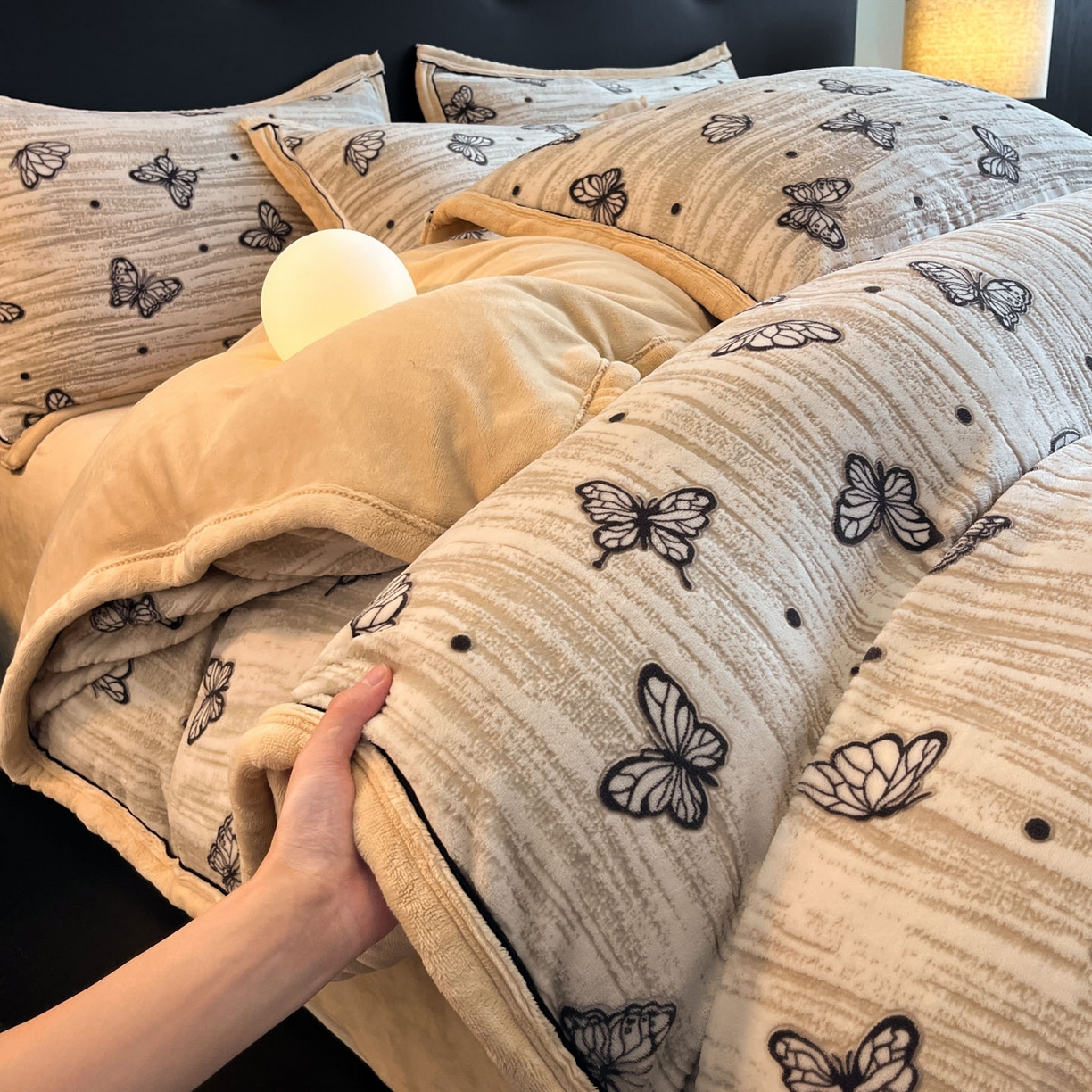 91家纺网 家纺一手货源 找家纺 金麦家纺 2025新款雕花牛奶绒工艺蝴蝶款四件套 蝴蝶-咖