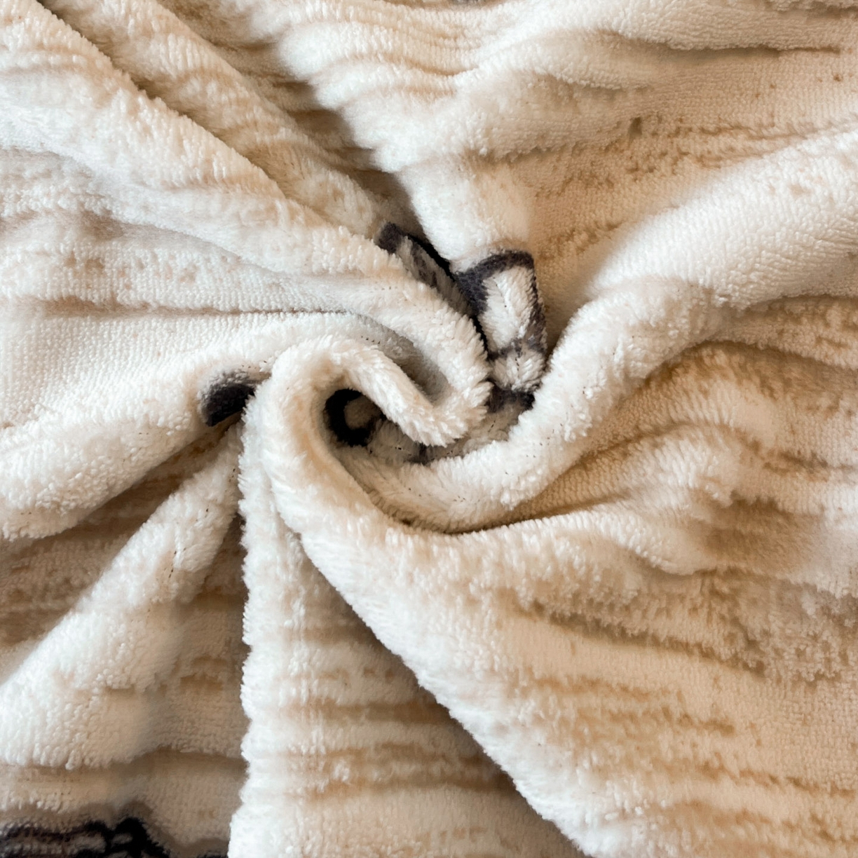 91家纺网 家纺一手货源 找家纺 金麦家纺 2025新款雕花牛奶绒工艺蝴蝶款四件套 蝴蝶-咖