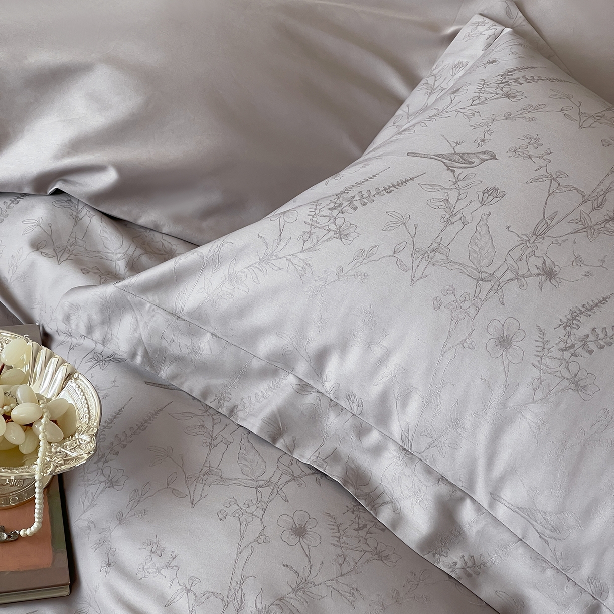 91家纺网 家纺一手货源 找家纺 栩裕纺织 2025新款长绒棉提花最新款单品四件套 陌上枝头-高级灰