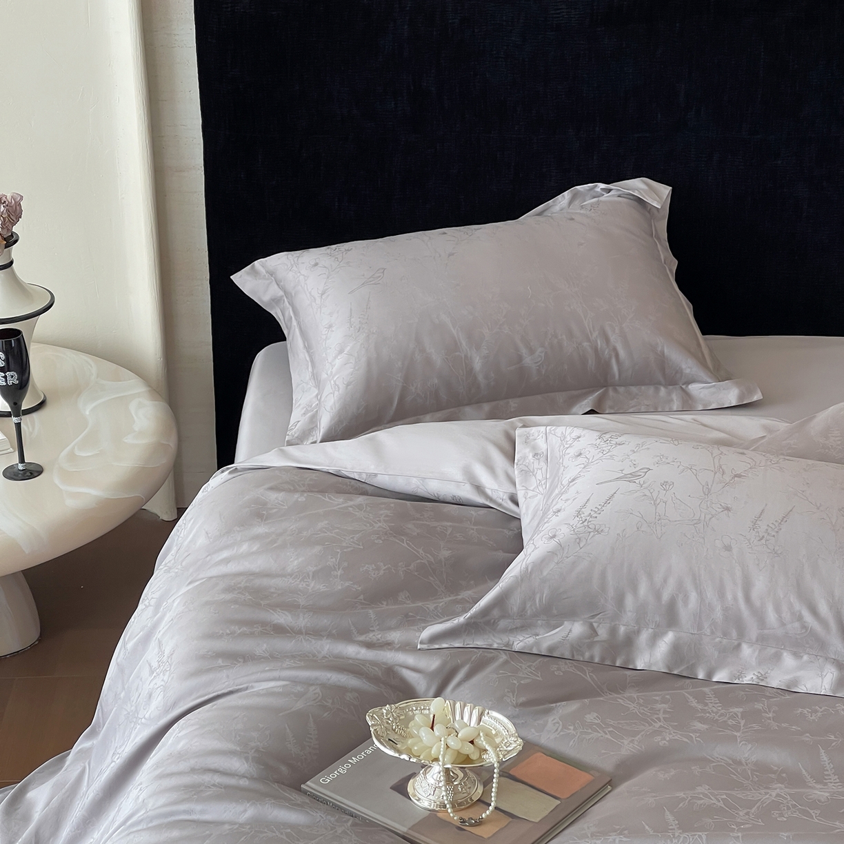 91家纺网 家纺一手货源 找家纺 栩裕纺织 2025新款长绒棉提花最新款单品四件套 陌上枝头-高级灰