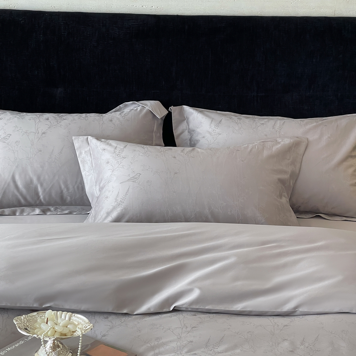 91家纺网 家纺一手货源 找家纺 栩裕纺织 2025新款长绒棉提花最新款单品四件套 陌上枝头-高级灰