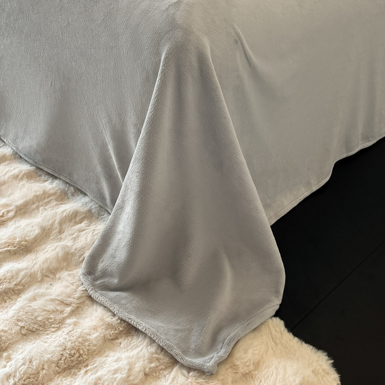 91家纺网 家纺一手货源 找家纺 金麦家纺 2025新款雕花牛奶绒工艺蝴蝶款四件套 蝴蝶-灰