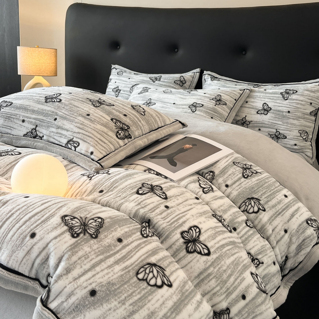 91家纺网 家纺一手货源 找家纺 金麦家纺 2025新款雕花牛奶绒工艺蝴蝶款四件套 蝴蝶-灰