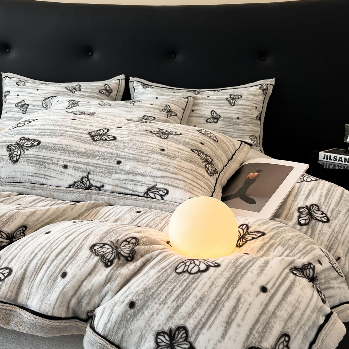 91家纺网 家纺一手货源 找家纺 金麦家纺 2025新款雕花牛奶绒工艺蝴蝶款四件套 蝴蝶-灰