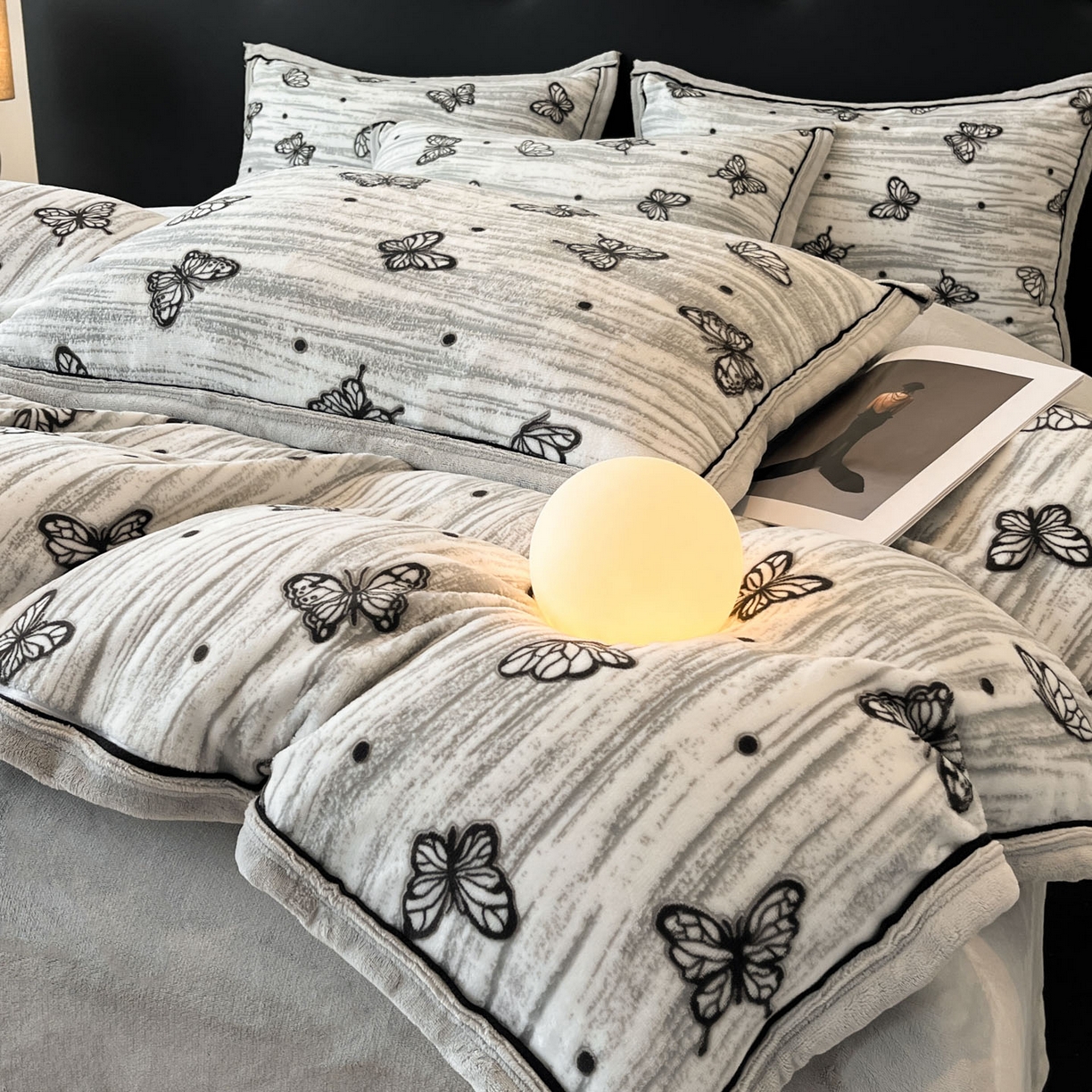 91家纺网 家纺一手货源 找家纺 金麦家纺 2025新款雕花牛奶绒工艺蝴蝶款四件套 蝴蝶-灰
