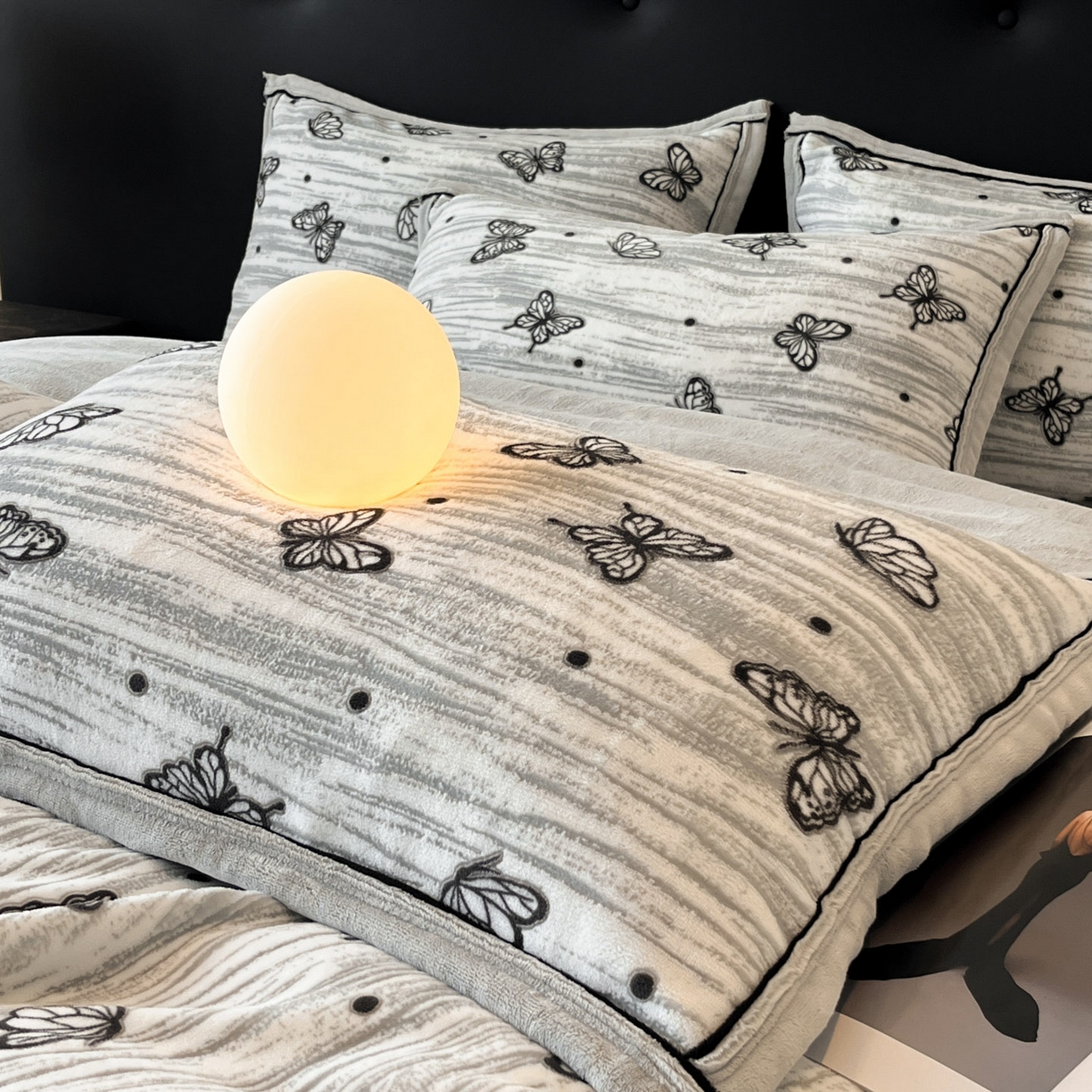 91家纺网 家纺一手货源 找家纺 金麦家纺 2025新款雕花牛奶绒工艺蝴蝶款四件套 蝴蝶-灰