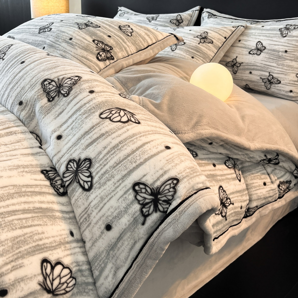 91家纺网 家纺一手货源 找家纺 金麦家纺 2025新款雕花牛奶绒工艺蝴蝶款四件套 蝴蝶-灰