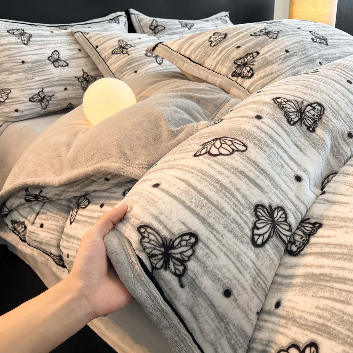 91家纺网 家纺一手货源 找家纺 金麦家纺 2025新款雕花牛奶绒工艺蝴蝶款四件套 蝴蝶-灰