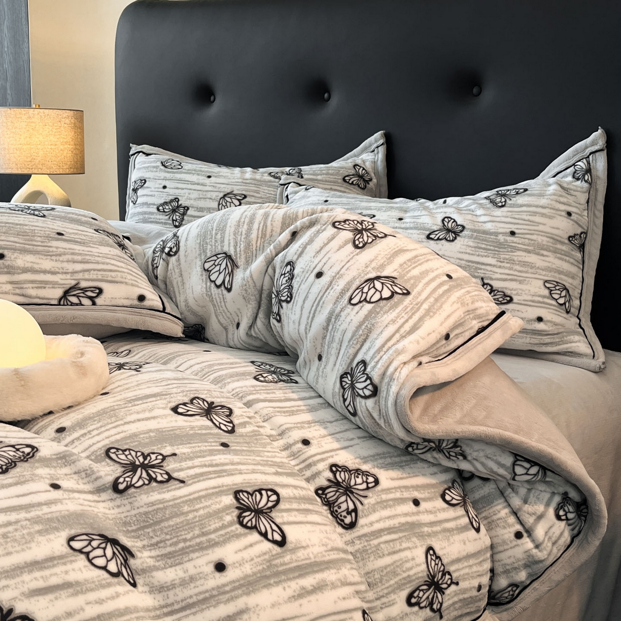 91家纺网 家纺一手货源 找家纺 金麦家纺 2025新款雕花牛奶绒工艺蝴蝶款四件套 蝴蝶-灰