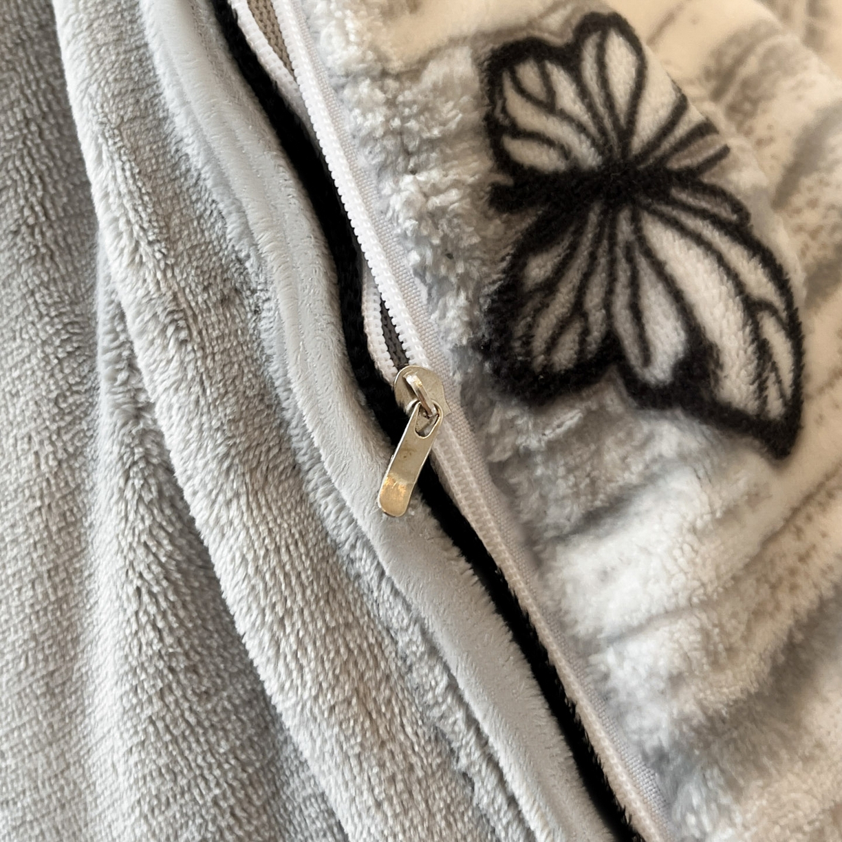 91家纺网 家纺一手货源 找家纺 金麦家纺 2025新款雕花牛奶绒工艺蝴蝶款四件套 蝴蝶-灰