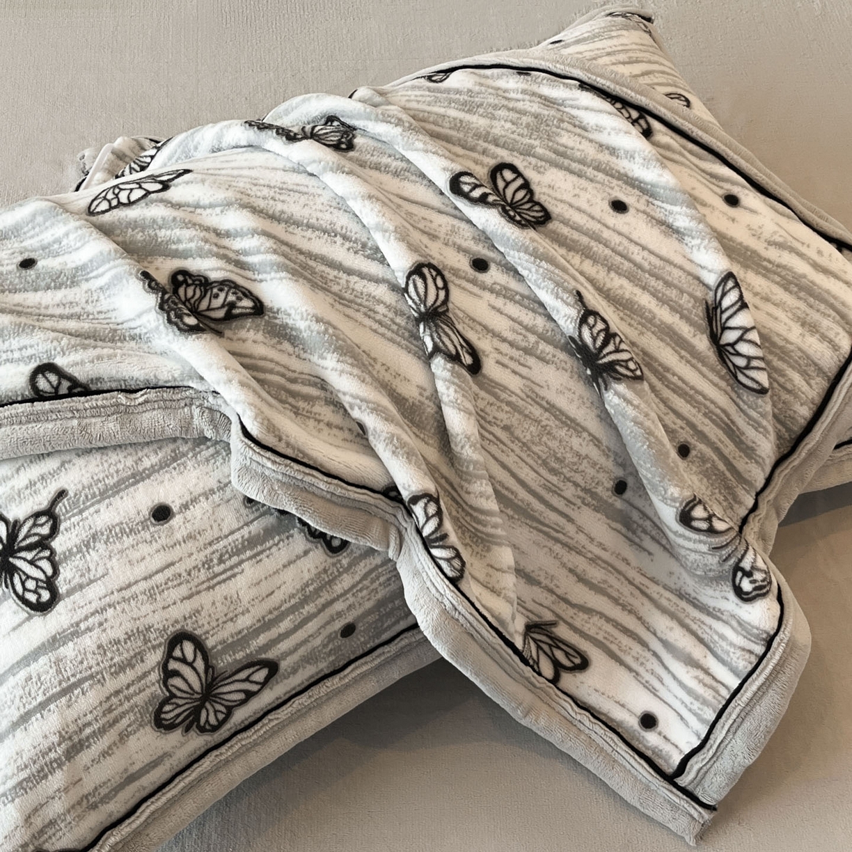 91家纺网 家纺一手货源 找家纺 金麦家纺 2025新款雕花牛奶绒工艺蝴蝶款四件套 蝴蝶-灰