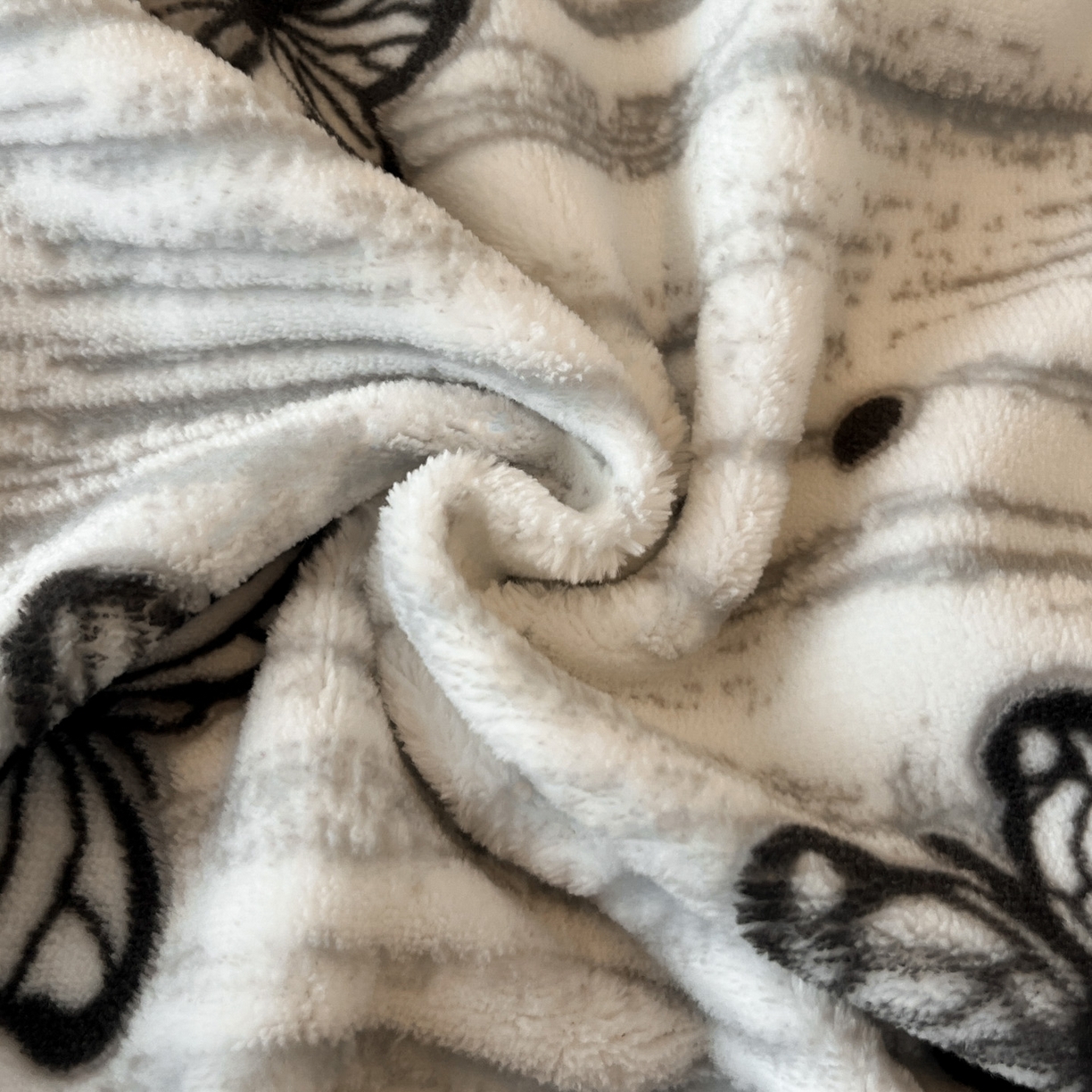 91家纺网 家纺一手货源 找家纺 金麦家纺 2025新款雕花牛奶绒工艺蝴蝶款四件套 蝴蝶-灰