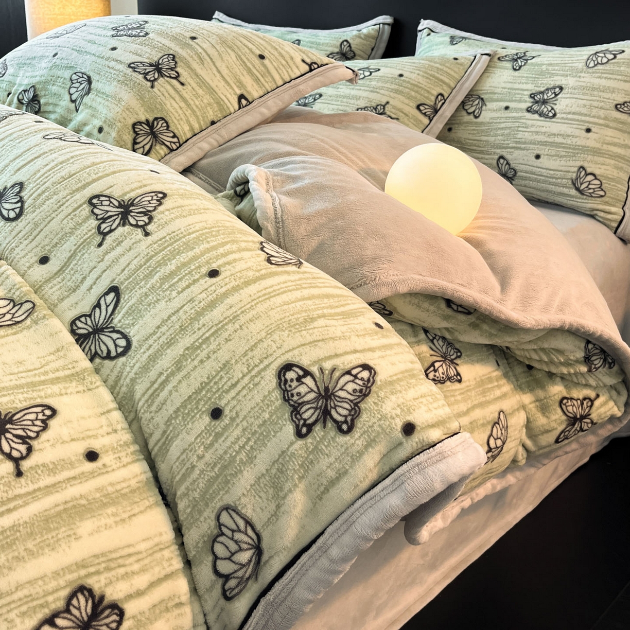 91家纺网 家纺一手货源 找家纺 金麦家纺 2025新款雕花牛奶绒工艺蝴蝶款四件套 蝴蝶-绿