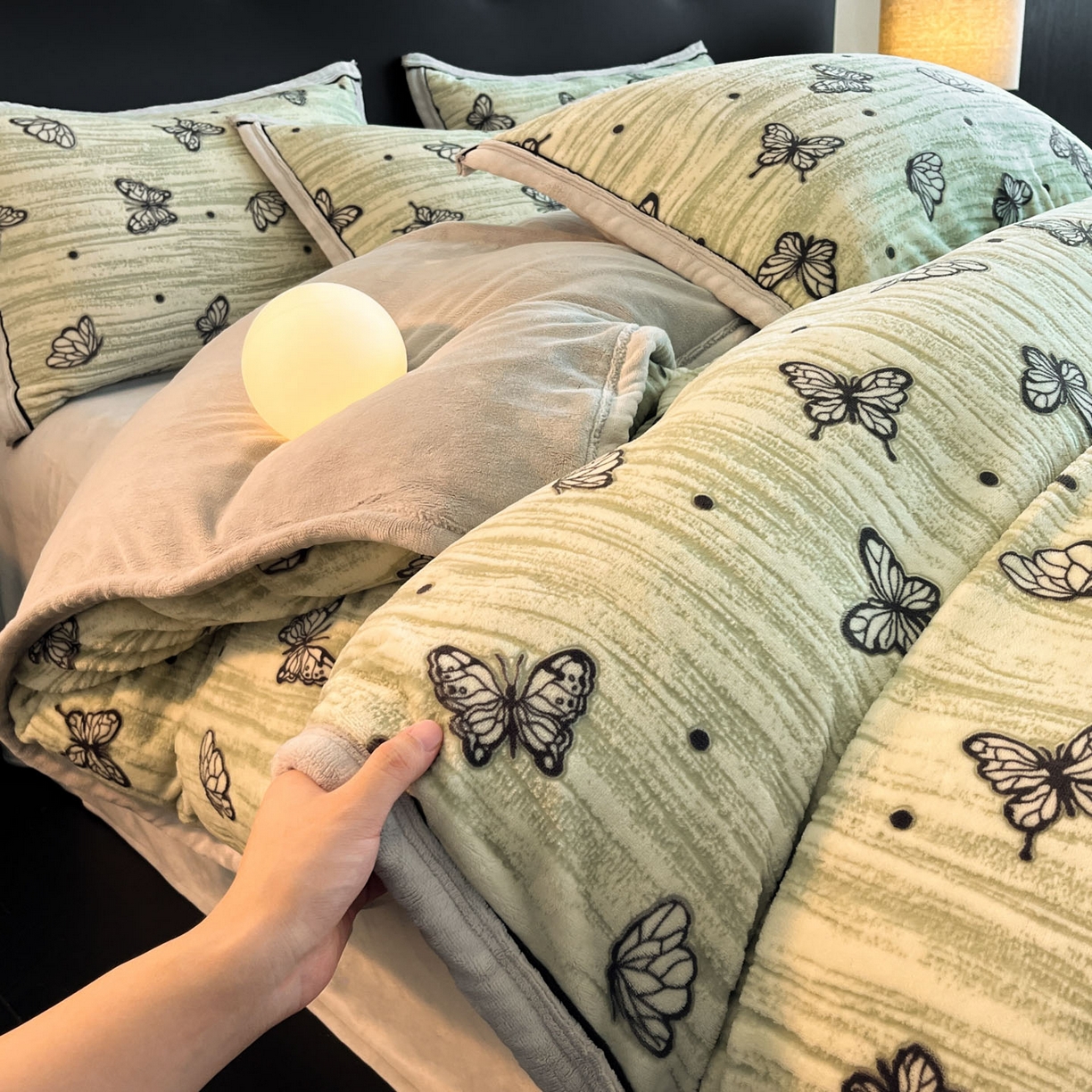 91家纺网 家纺一手货源 找家纺 金麦家纺 2025新款雕花牛奶绒工艺蝴蝶款四件套 蝴蝶-绿