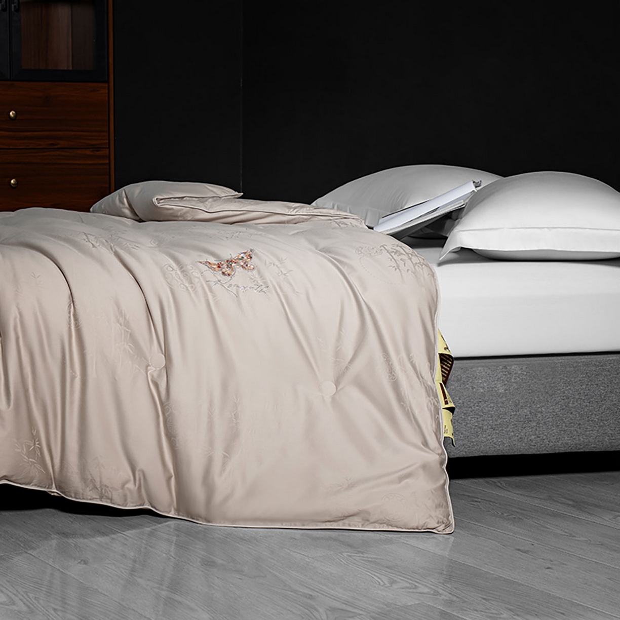 91家纺网 家纺一手货源 找家纺 薇玛仕 2025新款100支全棉纯棉大提花桑蚕丝被四季黄金蚕丝被子母被被子被芯蝶舞（特殊重量可以定做，联系客服。定制款不退不换） 蝶舞-雅灰