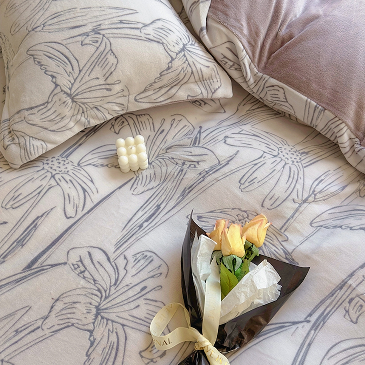 91家纺网 家纺一手货源 找家纺 昊川家纺 2025新款短毛绒牛奶绒立体雕花四件套 山谷百合-灰