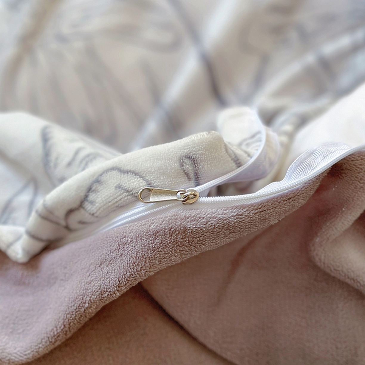 91家纺网 家纺一手货源 找家纺 昊川家纺 2025新款短毛绒牛奶绒立体雕花四件套 山谷百合-灰