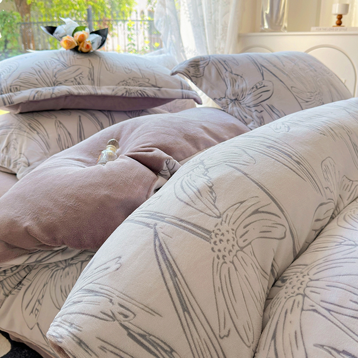 91家纺网 家纺一手货源 找家纺 昊川家纺 2025新款短毛绒牛奶绒立体雕花四件套 山谷百合-灰