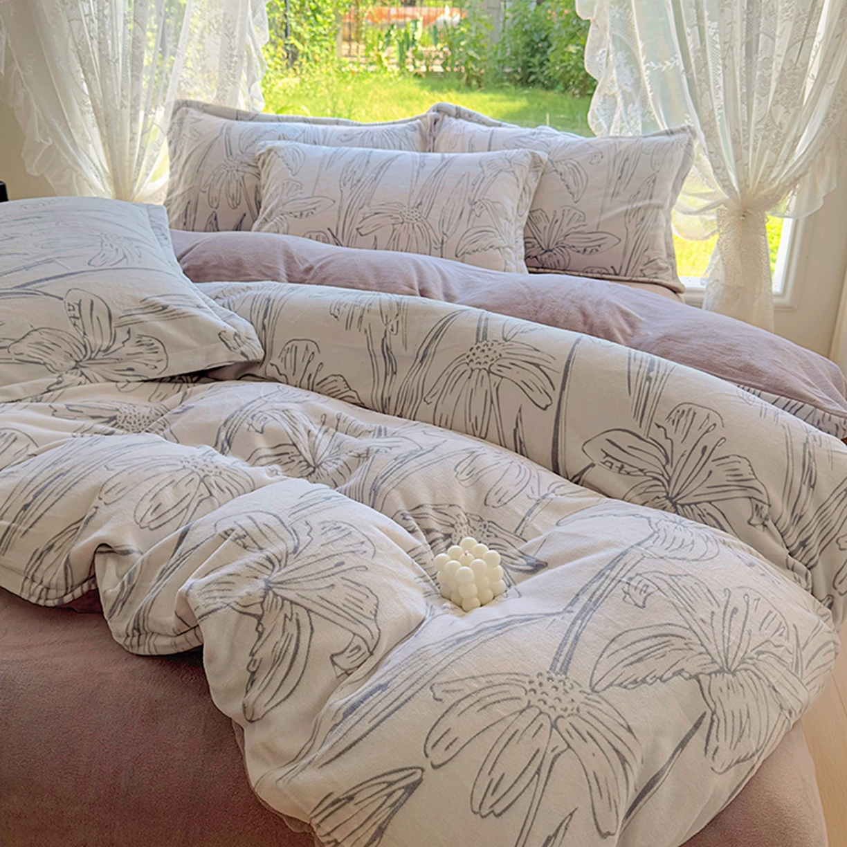 91家纺网 家纺一手货源 找家纺 昊川家纺 2025新款短毛绒牛奶绒立体雕花四件套 山谷百合-灰