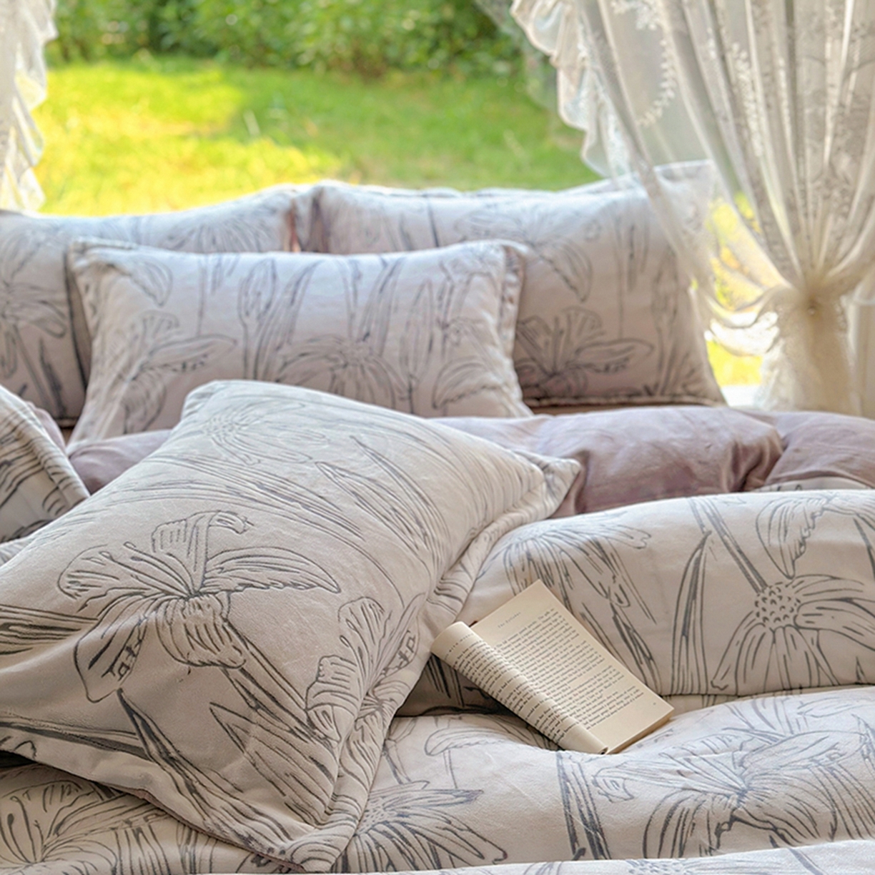 91家纺网 家纺一手货源 找家纺 昊川家纺 2025新款短毛绒牛奶绒立体雕花四件套 山谷百合-灰