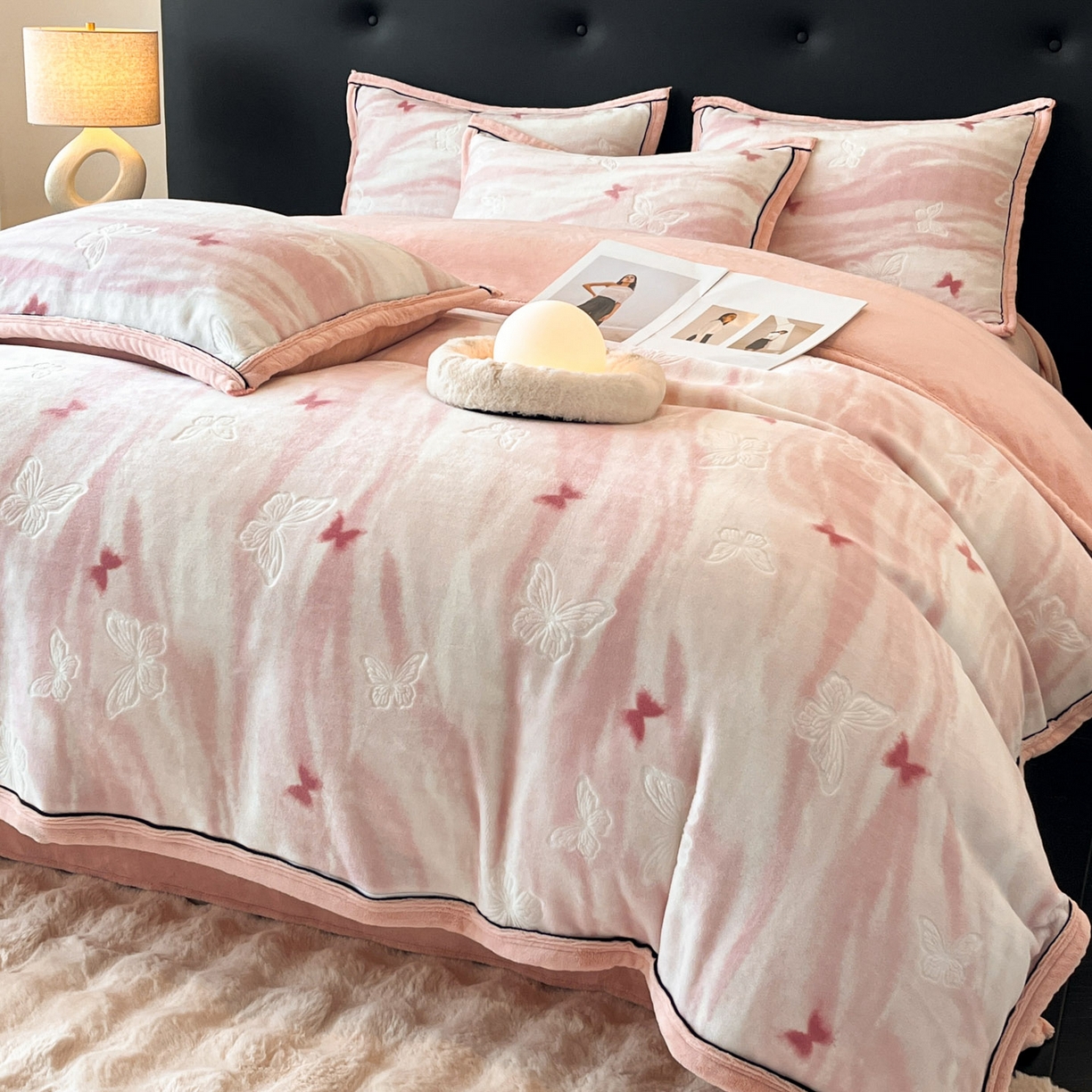 91家纺网 家纺一手货源 找家纺 金麦家纺 2025新款雕花牛奶绒工艺蝴蝶款四件套 幻蝶-粉