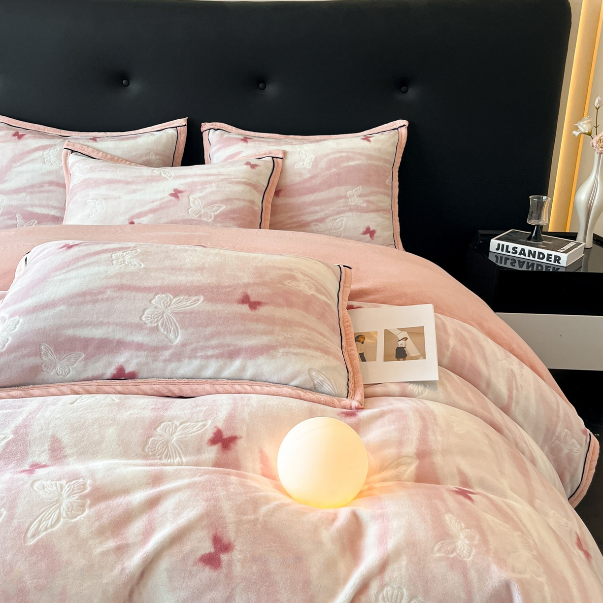 91家纺网 家纺一手货源 找家纺 金麦家纺 2025新款雕花牛奶绒工艺蝴蝶款四件套 幻蝶-粉