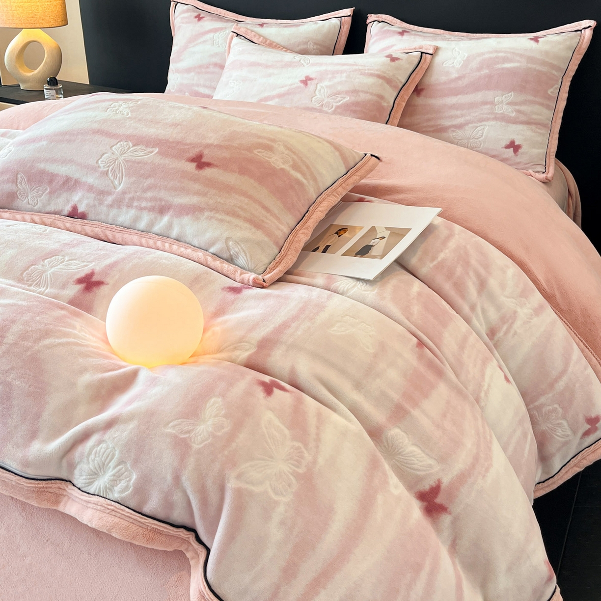 91家纺网 家纺一手货源 找家纺 金麦家纺 2025新款雕花牛奶绒工艺蝴蝶款四件套 幻蝶-粉