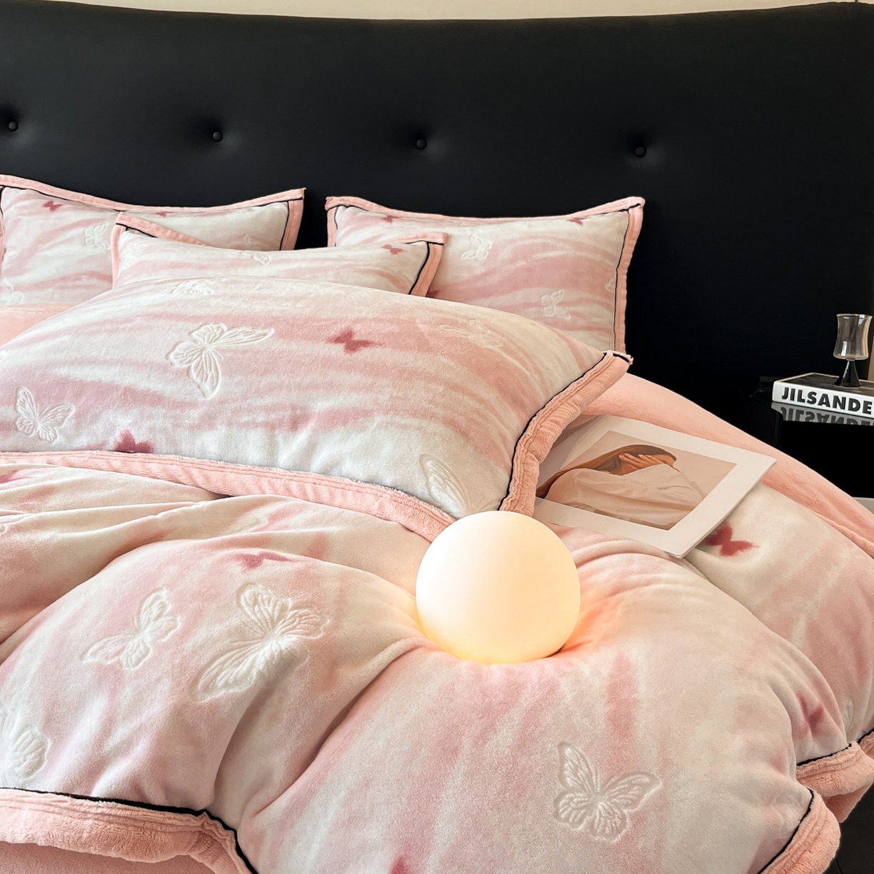 91家纺网 家纺一手货源 找家纺 金麦家纺 2025新款雕花牛奶绒工艺蝴蝶款四件套 幻蝶-粉