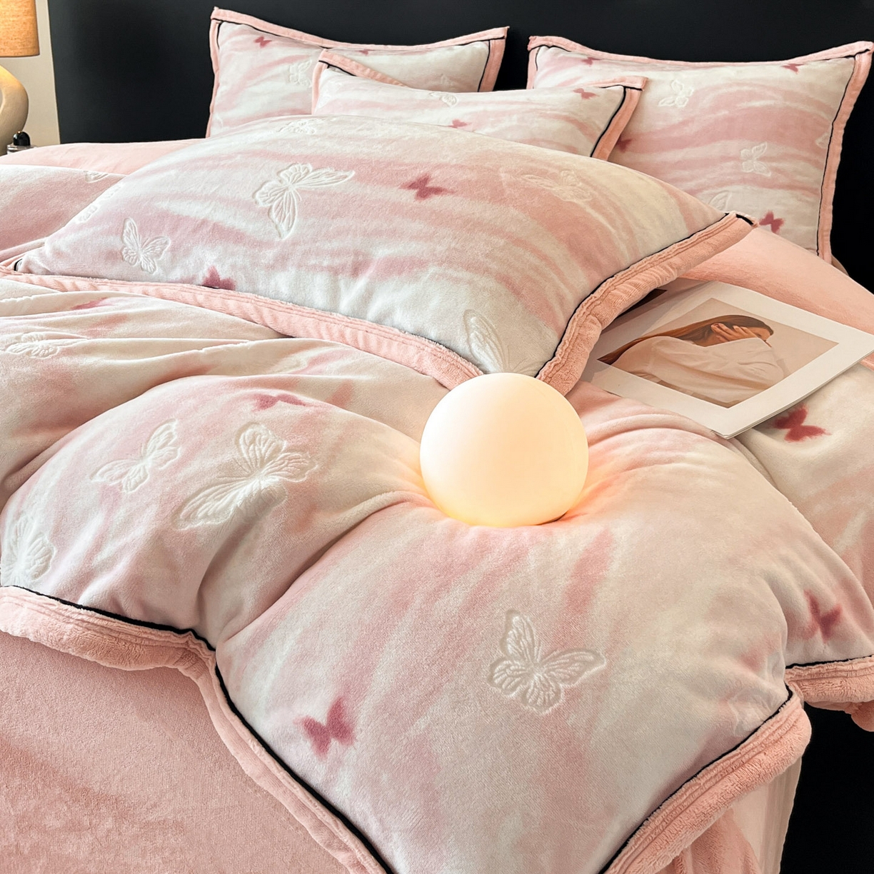 91家纺网 家纺一手货源 找家纺 金麦家纺 2025新款雕花牛奶绒工艺蝴蝶款四件套 幻蝶-粉