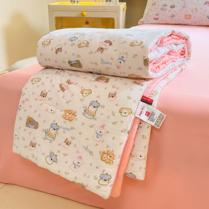 91家纺网 家纺一手货源 找家纺 梵克保罗 2025新款水洗糯糯棉卡通印花滚绳包边夏被 快乐小狗
