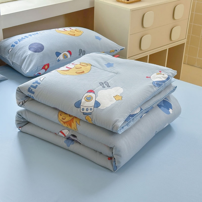 91家纺网 家纺一手货源 找家纺 梵克保罗 2025新款水洗糯糯棉卡通印花滚绳包边夏被 太空漫步