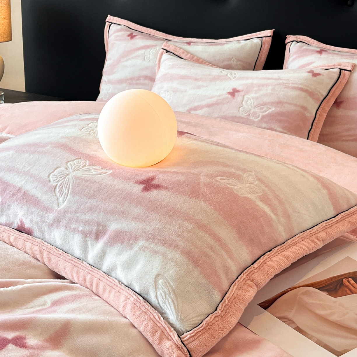 91家纺网 家纺一手货源 找家纺 金麦家纺 2025新款雕花牛奶绒工艺蝴蝶款四件套 幻蝶-粉