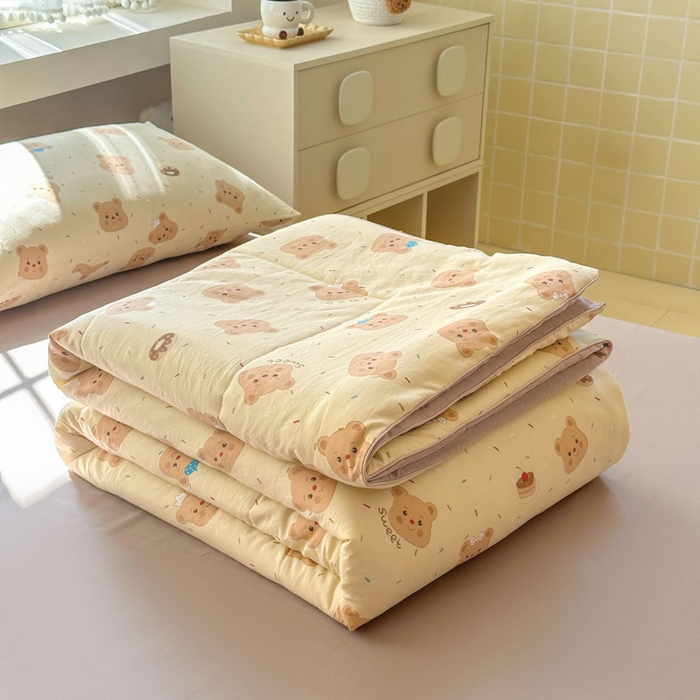 91家纺网 家纺一手货源 找家纺 梵克保罗 2025新款水洗糯糯棉卡通印花滚绳包边夏被 奥利奥小熊